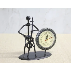 ieg™ Metal Saatli Keman Çalan Müzisyen