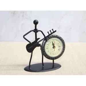 Metal Saatli Gitar Çalan Müzisyen