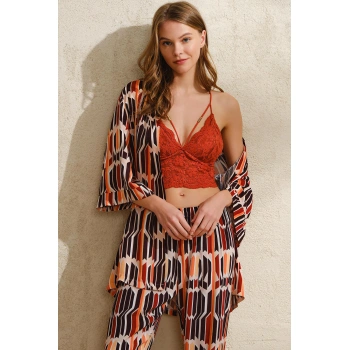 Dokuma Viskon Geometrik Baskılı Sabahlık Balensiz Desteksiz Dolgusuz Yaka Detaylı Dantelli Büstiyer Sütyen Ve Pantolon Pijama 3lü Takım