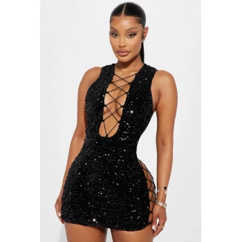 Pullu Transparan Detaylı Göğüs Dekolteli Mini Fantezi Elbise