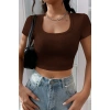 Kadın Kahverengi Yarım Kol Düz Yaka Crop Top Bluz
