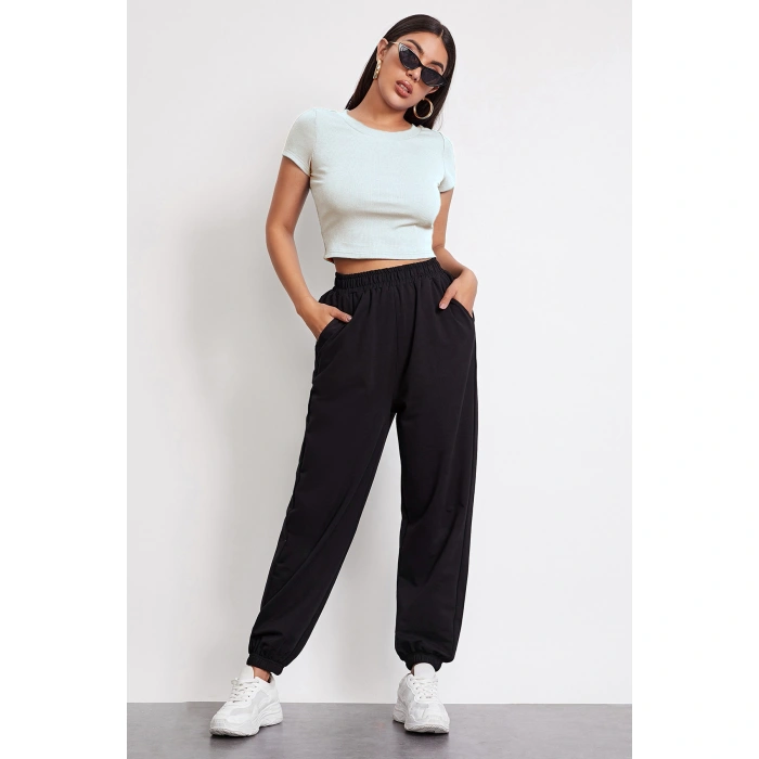 Kadın Beyaz Yuvarlak Yaka Yarım Kol Crop Top Bluz