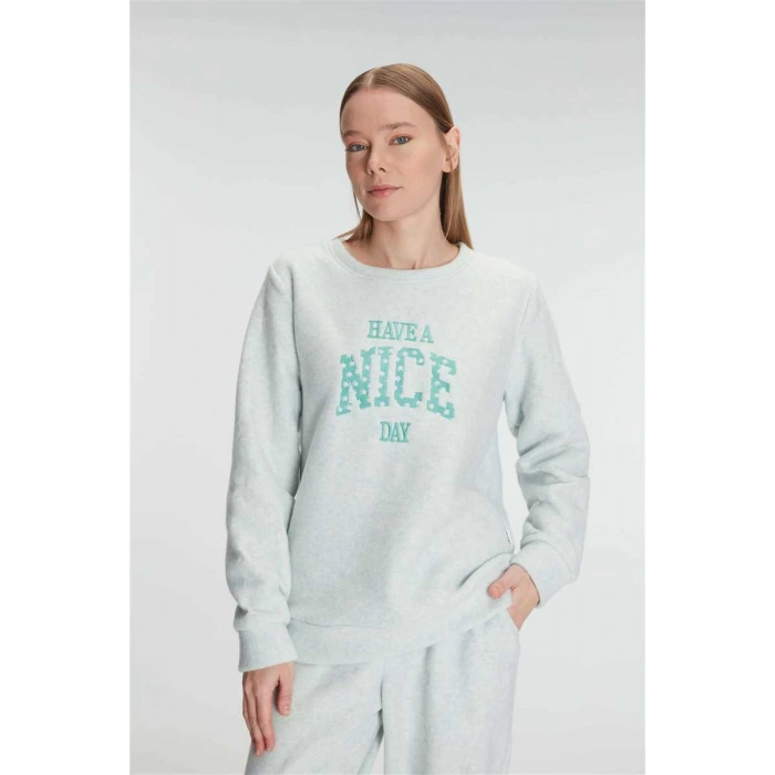 Kadın Uzun Kollu Polar Pijama Takımı – Yumuşak Dokulu, Sıcak Tutan Kışlık Takım