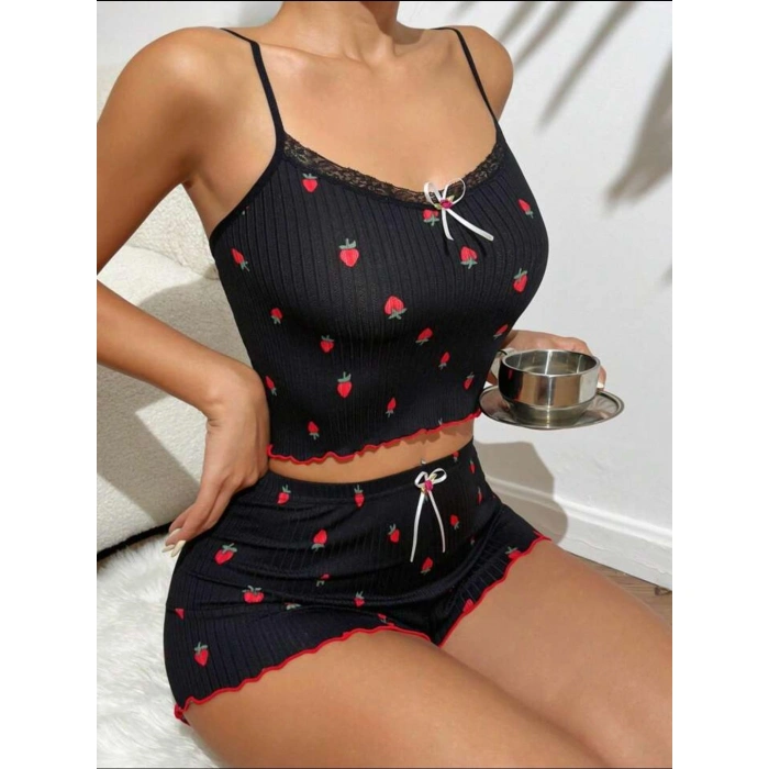 Siyah Üstüne Kırmızı Çilek Desenli Askılı Şortlu Pijama Takımı
