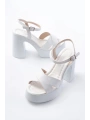 P-105 Beyaz Çapraz Kalın Topuklu Kadın Sandalet