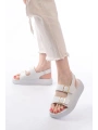 24413-572 Beyaz Günlük Dolgu Topuk Toka Aksesuarlı Kadın Sandalet