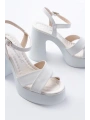P-105 Beyaz Çapraz Kalın Topuklu Kadın Sandalet