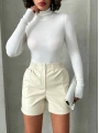Beli lastikli çıtçıtlı deri şort krem w241007