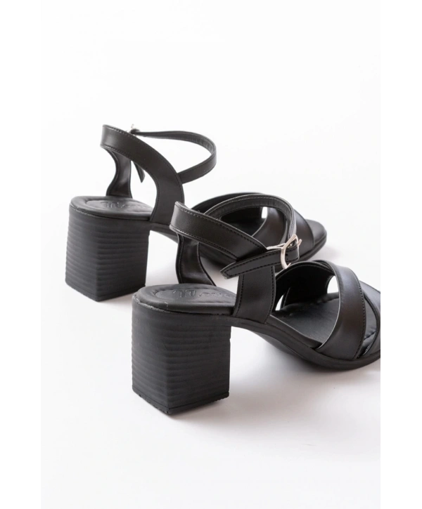 K-11 Siyah Günlük Çapraz Topuklu Kadın Sandalet