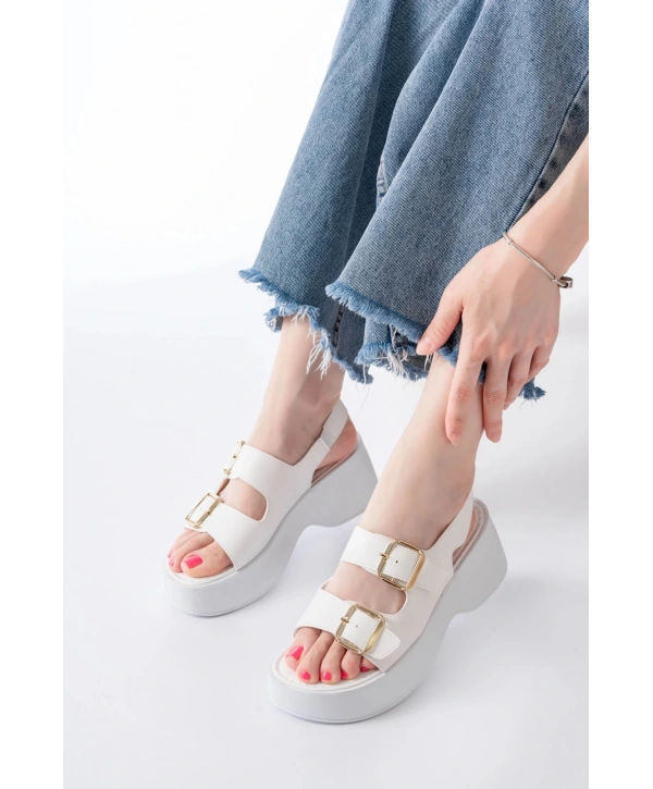 24414-572 Beyaz Tokalı  Günlük Dolgu Topuk Kadın Sandalet