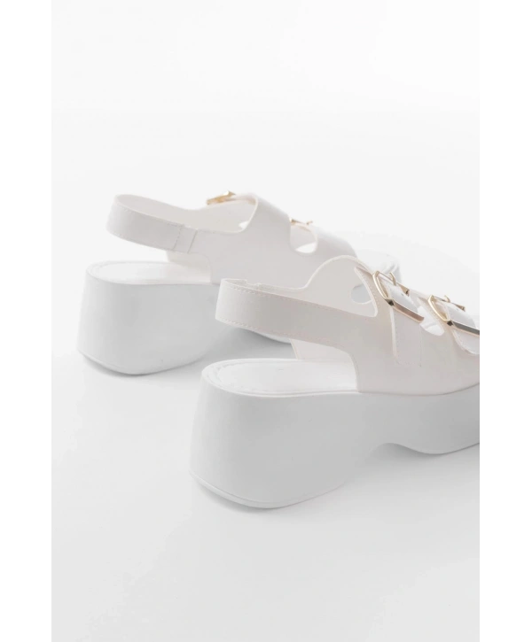 24414-572 Beyaz Tokalı  Günlük Dolgu Topuk Kadın Sandalet
