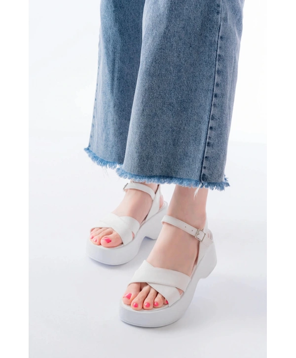 24414-1005 Beyaz Günlük Çapraz Dolgu Topuk Kadın Sandalet