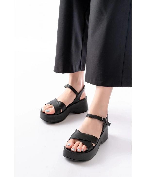 24414-1005 Siyah Günlük Çapraz Dolgu Topuk Kadın Sandalet