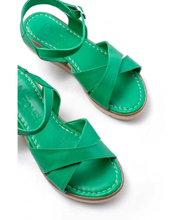 692-564 Çimen Yeşili  Ortopedik Taban Çapraz Tokalı Kadın Sandalet