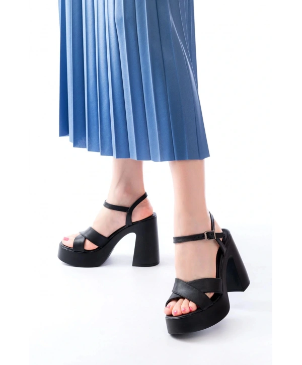 P-105 Siyah Çapraz Kalın Topuklu Kadın Sandalet