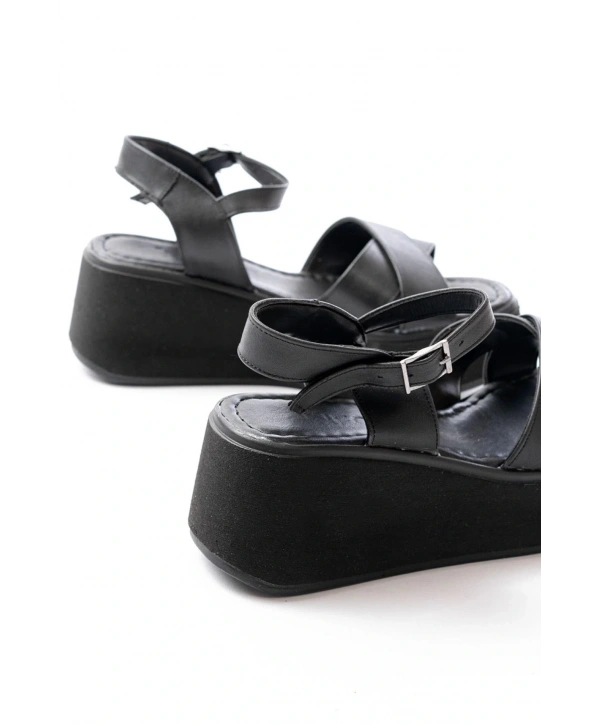 1024 Siyah Dolgu Topuk Çapraz Tokalı Ortopedik Taban Kadın Sandalet