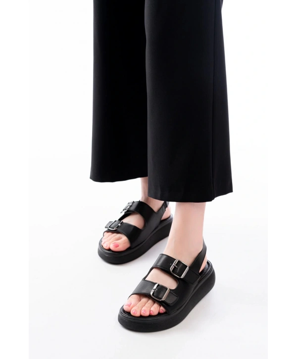 24413-572 Siyah Günlük Dolgu Topuk Toka Aksesuarlı Kadın Sandalet