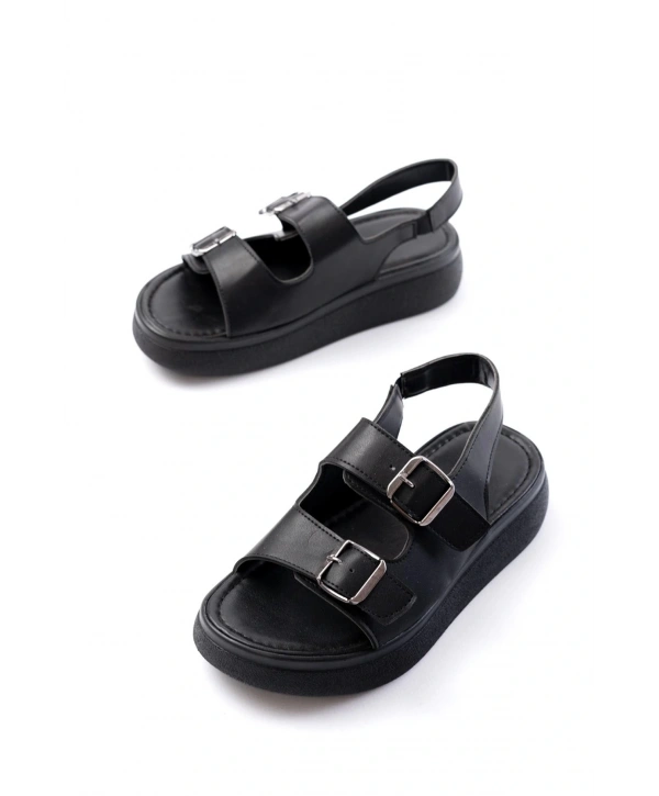 24413-572 Siyah Günlük Dolgu Topuk Toka Aksesuarlı Kadın Sandalet