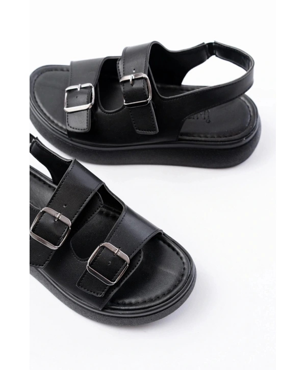 24413-572 Siyah Günlük Dolgu Topuk Toka Aksesuarlı Kadın Sandalet