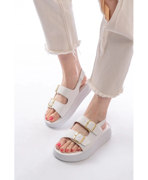 24413-572 Beyaz Günlük Dolgu Topuk Toka Aksesuarlı Kadın Sandalet