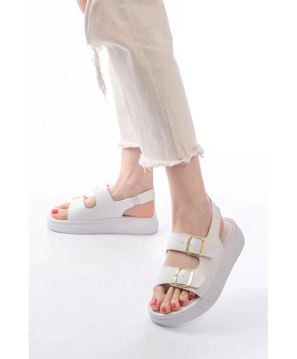 24413-572 Beyaz Günlük Dolgu Topuk Toka Aksesuarlı Kadın Sandalet
