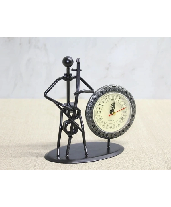 Metal Saatli Keman Çalan Müzisyen Alk4333