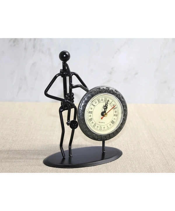 Metal Saatli Saksafon Çalan Müzisyen Alk4335