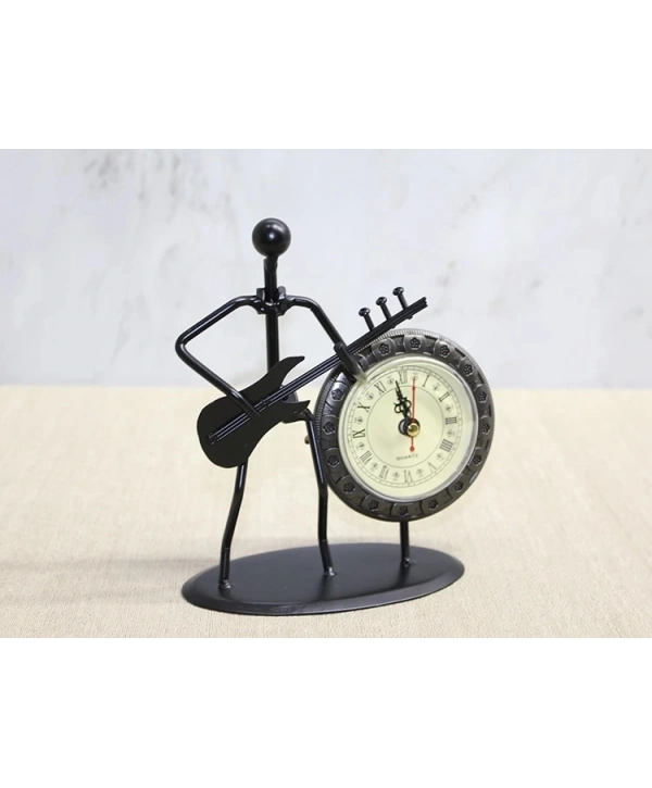 Metal Saatli Gitar Çalan Müzisyen Alk4334