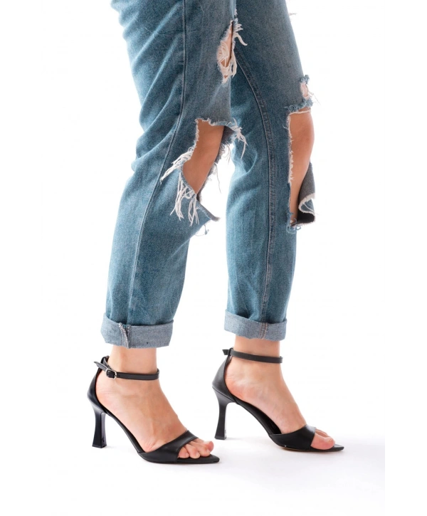 718 Siyah Cilt Sivri Burunlu Topuklu Bilekten Bağlamalı Kadın Ayakkabı