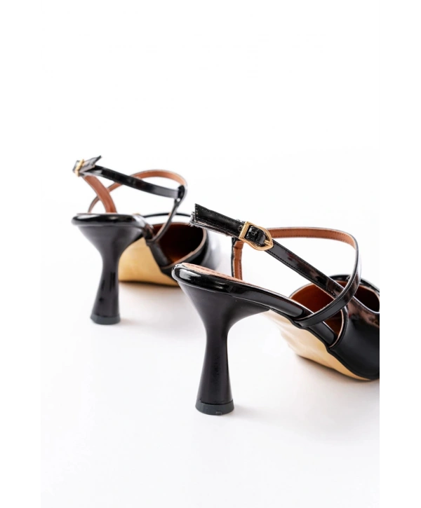 K-6722 Siyah Rugan Toka Detaylı Sivri Burun Kadın Ayakkabı