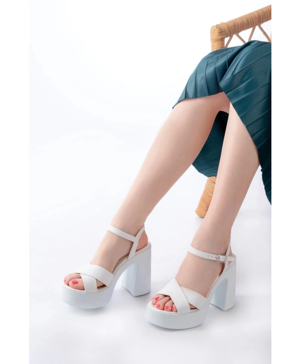 P-105 Beyaz Çapraz Kalın Topuklu Kadın Sandalet
