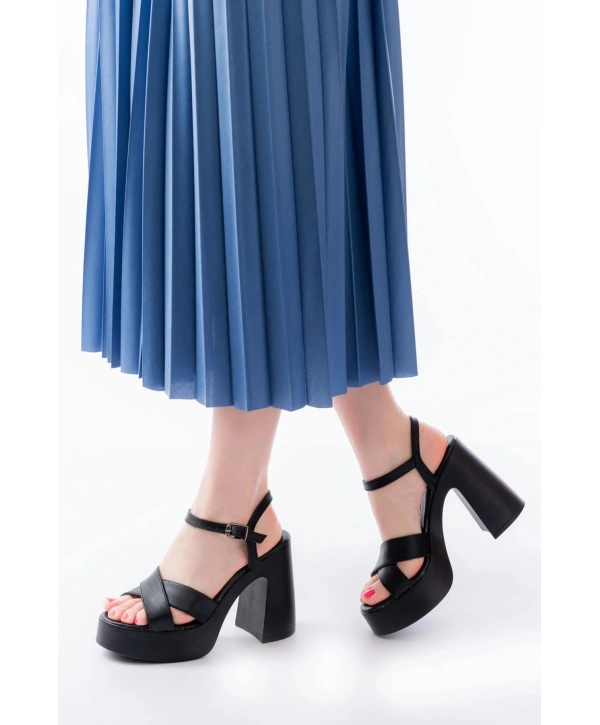 P-105 Siyah Çapraz Kalın Topuklu Kadın Sandalet