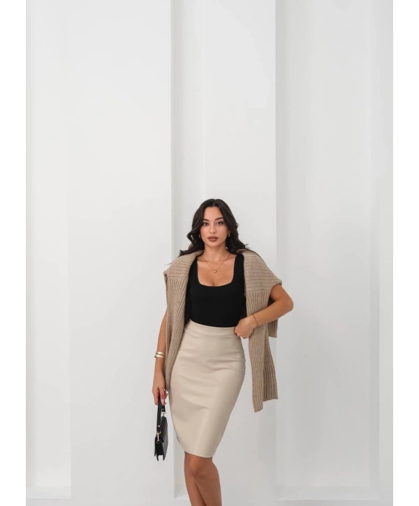 Arkadan yırtmaçlı kalem etek bej