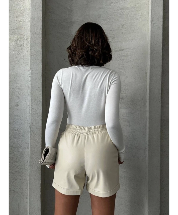 Beli lastikli çıtçıtlı deri şort krem w241007