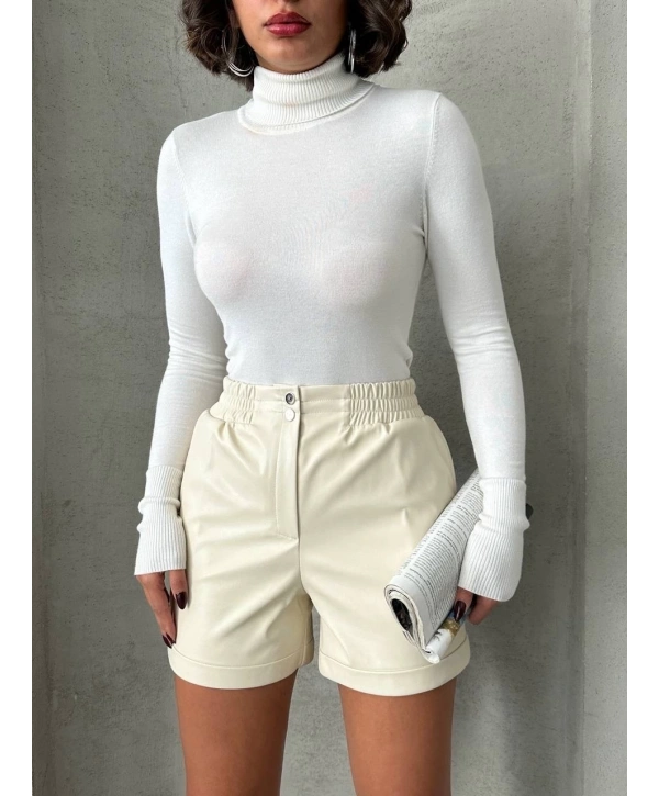 Beli lastikli çıtçıtlı deri şort krem w241007