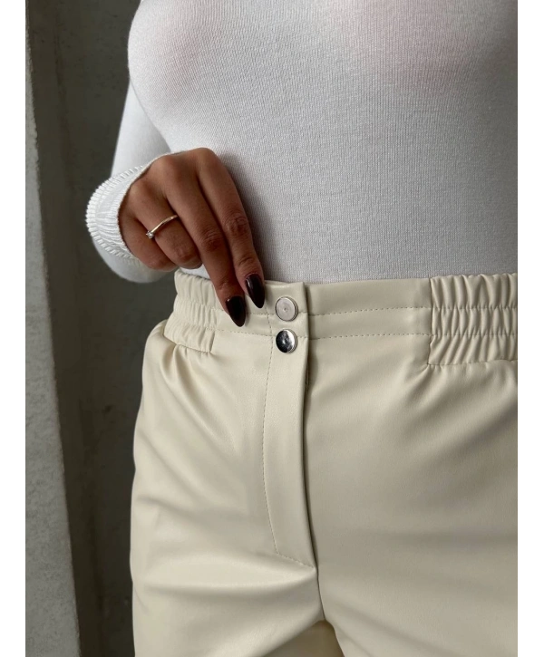 Beli lastikli çıtçıtlı deri şort krem w241007