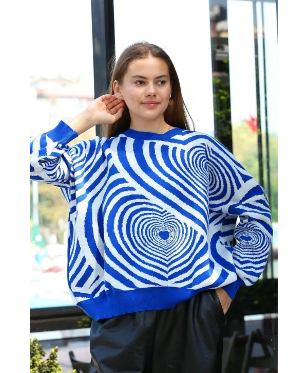 Beyaz kalp çizgili kazak saks mavisi