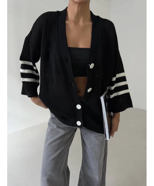 Büyük düğmeli salaş triko hırka siyahbeyaz