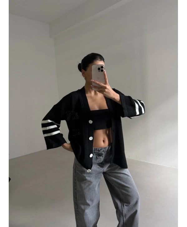 Büyük düğmeli salaş triko hırka siyahbeyaz