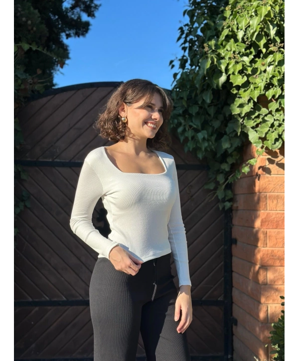 Çerçeve yaka kaşkorse bluz beyaz