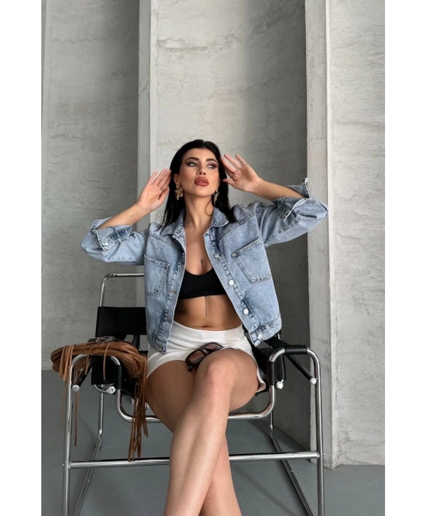 Çift cepli kol katlamalı kar yıkama crop kot ceket buz mavi d2000