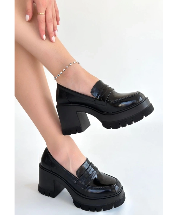 Janes Siyah Rugan Dolgu Topuk Ayakkabı