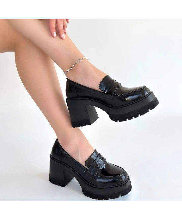 Janes Siyah Rugan Dolgu Topuk Ayakkabı