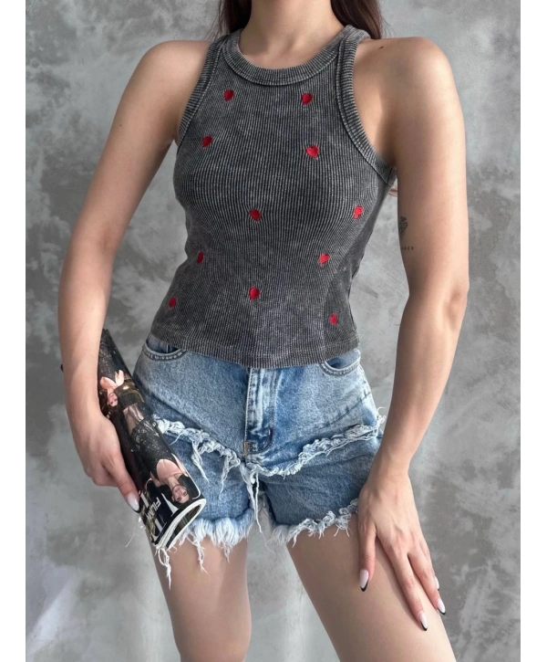 Kalp nakışlı bluz