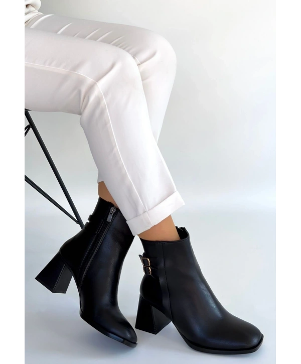 Kanda Siyah Cilt Topuklu Bot