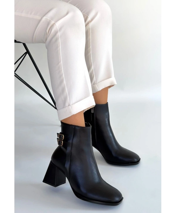 Kanda Siyah Cilt Topuklu Bot