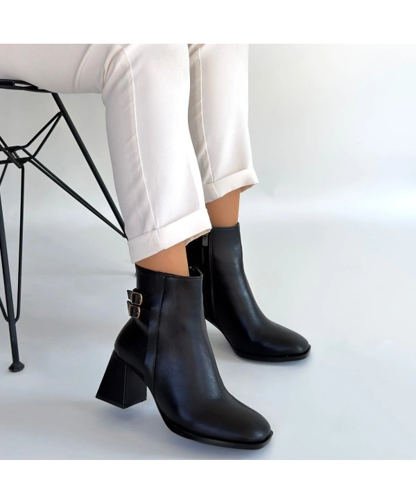 Kanda Siyah Cilt Topuklu Bot