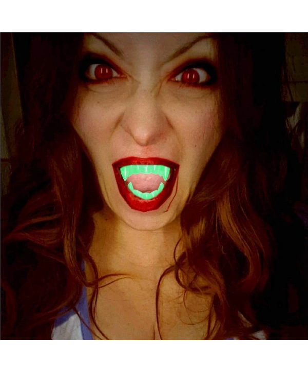 Karanlıkta Parlayan Fosforlu Çift Damak Takma Vampir Dişi