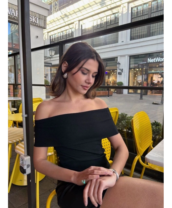 Madonna yaka sıfır kol bluz