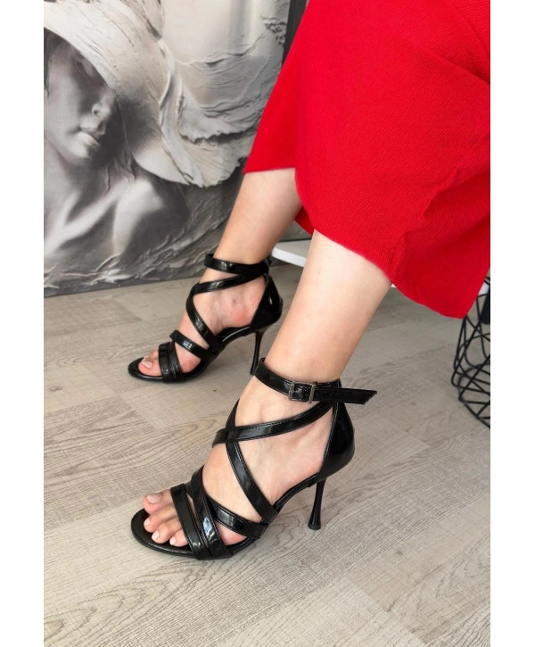 Mariya Siyah Rugan Topuklu Ayakkabı